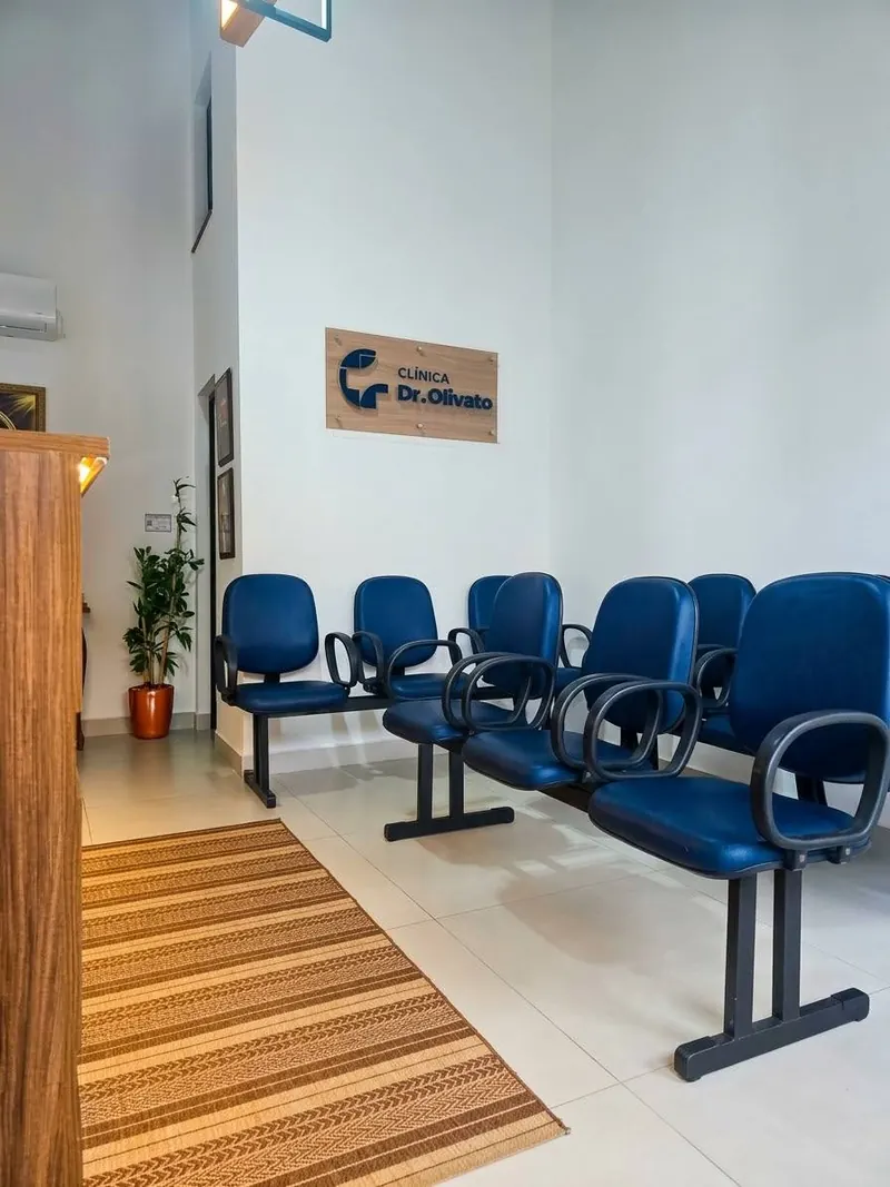 Sala de espera com cadeiras azuis